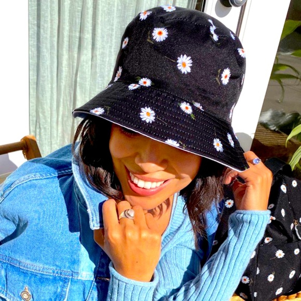 🌸ALICE AND OLIVIA REVERSIBLE BUCKET HAT 🌸